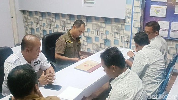 Bawaslu Probolinggo menyerahkan berkas dugaan money politic ke Polres Probolinggo Kota