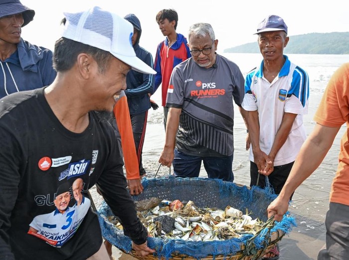 Cagub Jabar Ahmad Syaikhu saat menyerap aspirasi para nelayan Pangandaran.