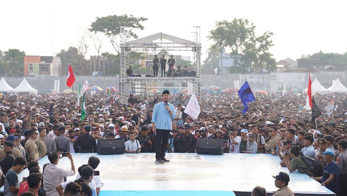Cagub NTB nomor urut 3, Lalu Muhamad Iqbal, berorasi di hadapan puluhan ribu masyarakat saat kampanye akbar di Lapangan Gotong Royong, Masbagik, Lombok Timur. (Edi Suryansyah/detikBali)