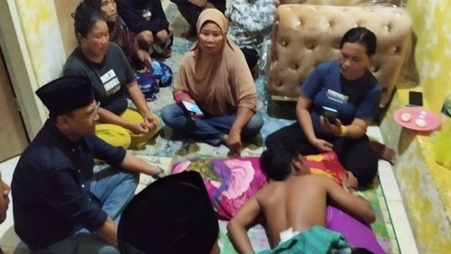 Calon wakil wali kota Bima, Feri Sofiyan, menjenguk salah satu korban penusukan saat kampanye akbar Man-Feri, Sulaiman, di Kelurahan Oi Mbo, Kecamatan Rasanae Timur, Kota Bima, NTB, Kamis, (21/11/2024) malam. (Rafiin/detikBali)