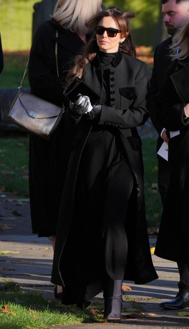 Cheryl memberikan penghormatan terakhir kepada mantan pacarnya, Liam Payne, di pemakamannya pada Rabu (20/11/2024). Upacara pemakaman Liam digelar di St Mary’s Church Amersham, London, Inggris. Foto: Jonathan Brady/PA Images via Getty Images