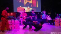Bang Doel sapaan akrabnya langsung disuguhi atraksi pencak silat dari Silat Betawi, Tari Jaipong hingga Gambang Betawian.