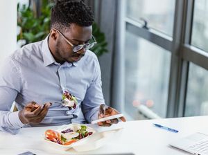 Hilangnya Bekal Makan Siang di Kantor Berujung Pemecatan Karyawan