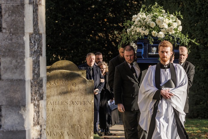 Deretan Kerabat Iringi Pemakaman Liam Payne AMERSHAM, ENGLAND - NOVEMBER 20: A priest leads the coffin out following the funeral of singer Liam Payne, former member of One Direction, on November 20, 2024 in Amersham, United Kingdom. Former One Direction star Liam Paynes private funeral in Amersham has been widely anticipated to draw celebrities and fans alike, wishing to pay their final respects. The singer died after falling from a hotel balcony in Buenos Aires on October 16. (Photo by Dan Kitwood/Getty Images)