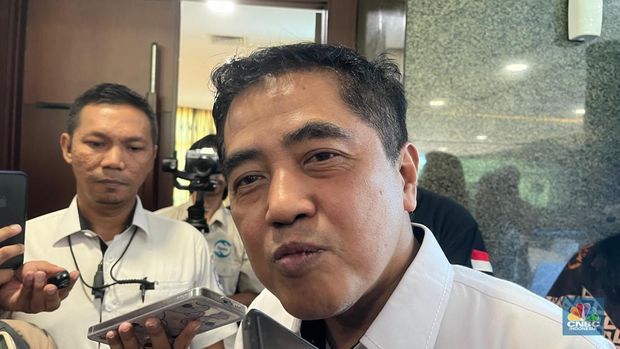 Direktur Jenderal Penguatan Daya Saing Produk Kelautan dan Perikanan KKP, Budi Sulistiyo saat meninjau uji coba makan bergizi gratis pakai ikan di KKP. (CNBC Indonesia/Rindi Salsabilla)