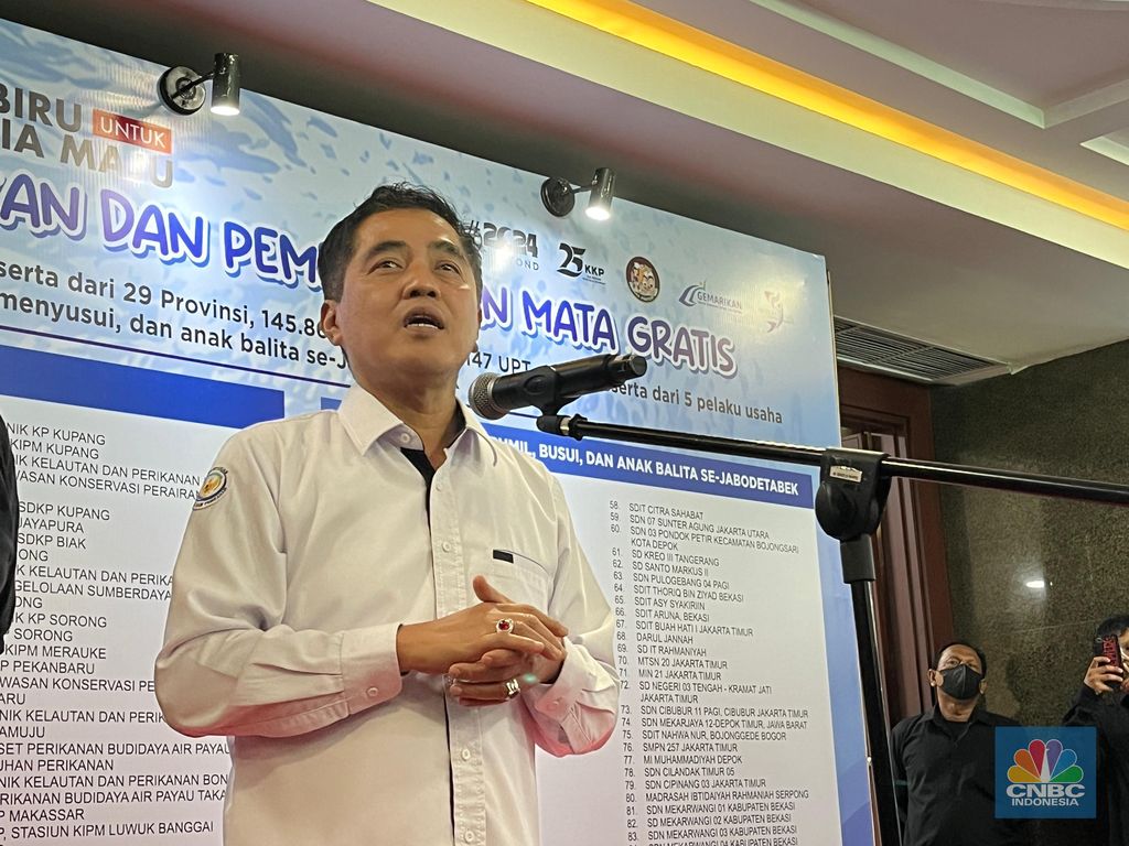 Direktur Jenderal Penguatan Daya Saing Produk Kelautan dan Perikanan KKP, Budi Sulistiyo saat meninjau uji coba makan bergizi gratis pakai ikan di KKP. (CNBC Indonesia/Rindi Salsabilla)