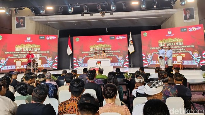 Dua paslon mengikuti debat kedua Pilbup Gianyar 2024 di Denpasar, Kamis (21/11/2024). (Foto: Putu Krista/detikBali)