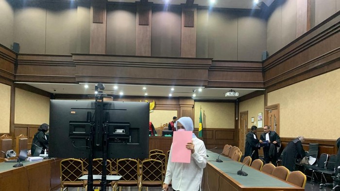 Eks Panitera Pengadilan Negeri Jakarta Timur (PN Jaktim), Rina Pertiwi didakwa menerima suap sebesar Rp 1 miliar terkait pengurusan eksekusi lahan salah satu perusahaan BUMN.