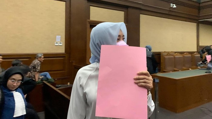 Eks Panitera Pengadilan Negeri Jakarta Timur (PN Jaktim), Rina Pertiwi didakwa menerima suap sebesar Rp 1 miliar terkait pengurusan eksekusi lahan salah satu perusahaan BUMN.