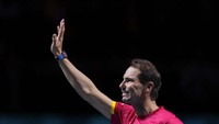 Petenis Spanyol Rafael Nadal memberikan penghormatan setelah memainkan pertandingan terakhirnya sebagai pemain tenis profesional pada perempat final Piala Davis di Martin Carpena Sports Hall di Malaga, Spanyol selatan, Rabu (20/11/2024).