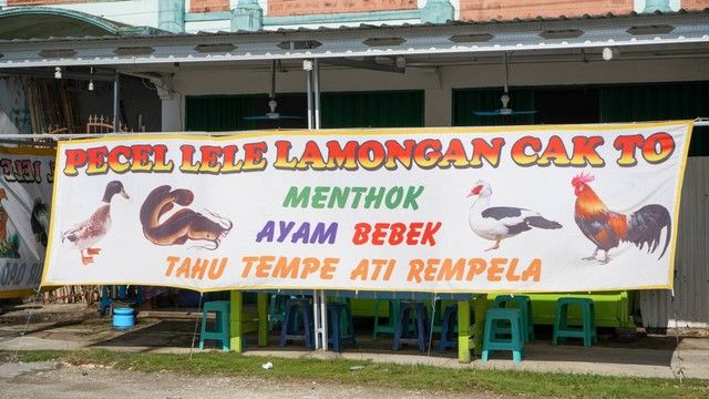 4 Fakta Menarik di Balik Spanduk Pecel Lele yang Nyentrik