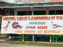 5 Fakta Spanduk Pecel Lele Pinggir Jalan yang Jarang Orang Sadari