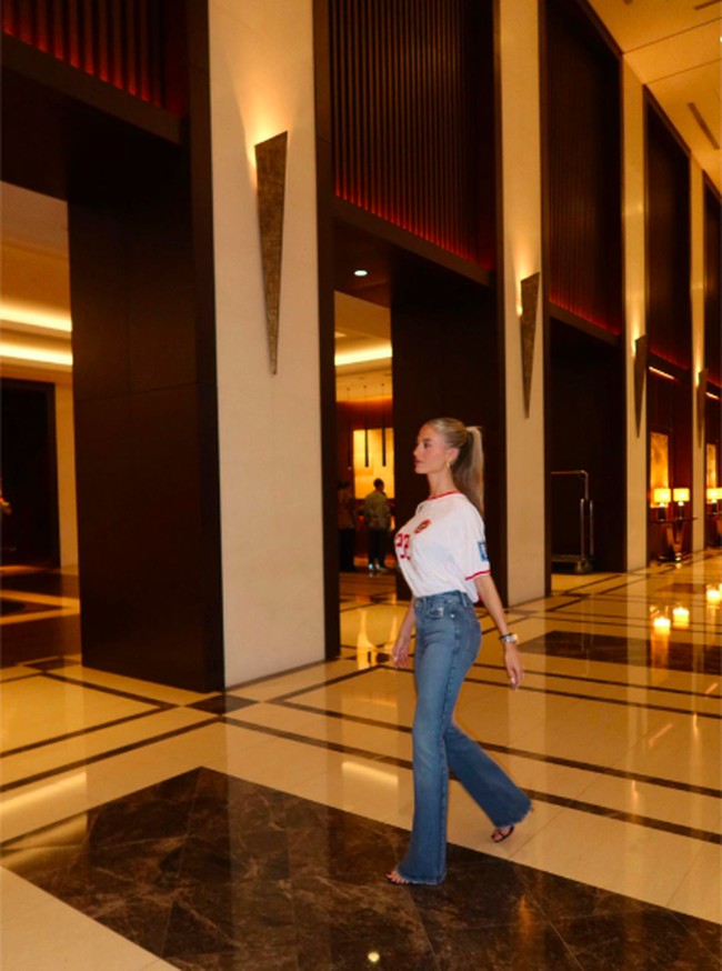 Foto lain menampilkannya mengenakan jersey merah putih. Foto: TikTok Fefe Slinkert