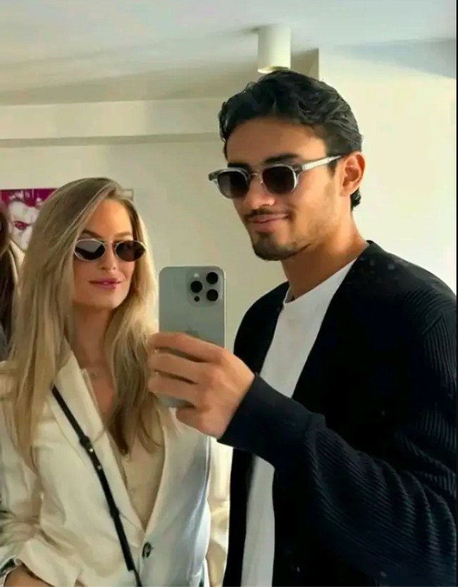 Beberapa pacar pemain timnas datang untuk menonton langsung laga pasangan mereka di GBK. Pacar Tjoe-A-On, Fefe Slinkert, pun ikut berbahagia merayakan kesuksesan timnas melawan Arab Saudi dalam Kualifikasi Piala Dunia 2026. Wanita asal Belanda tersebut terbang dari Jakarta untuk bersama Nathan. Foto: TikTok