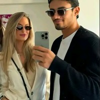 Beberapa pacar pemain timnas datang untuk menonton langsung laga pasangan mereka di GBK. Pacar Tjoe-A-On, Fefe Slinkert, pun ikut berbahagia merayakan kesuksesan timnas melawan Arab Saudi dalam Kualifikasi Piala Dunia 2026. Wanita asal Belanda tersebut terbang dari Jakarta untuk bersama Nathan. Foto: TikTok