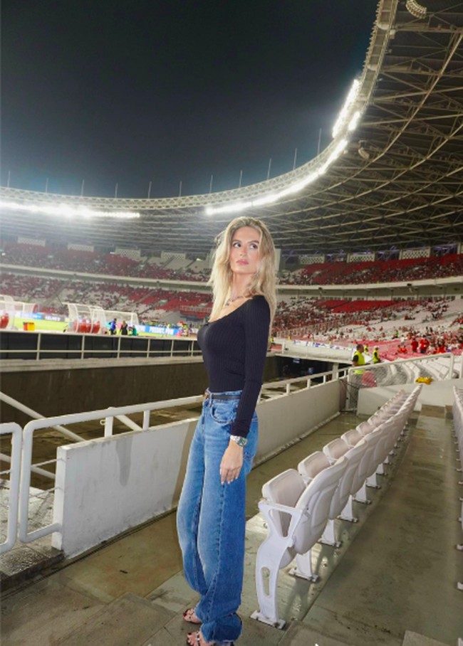 Fefe menonton laga Nathan di GBK dengan gaya yang sederhana tapi stylish. Ia terlihat mengenakan atasan hitam dengan celana jeans, high heels juga jam tangan. Foto: TikTok Fefe Slinkert