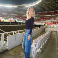 Fefe menonton laga Nathan di GBK dengan gaya yang sederhana tapi stylish. Ia terlihat mengenakan atasan hitam dengan celana jeans, high heels juga jam tangan. Foto: TikTok Fefe Slinkert