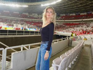 Potret Cantik Fefe Slinkert Pacar Nathan Tjoe-A-On yang Datang ke Jakarta