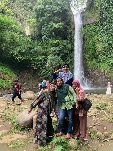 Foto teman satu geng 'mumet' ini kompak mengajak ibu masing-masing untuk liburan bersama, video tersebut langsung membuat haru warganet dan viral di media sosial