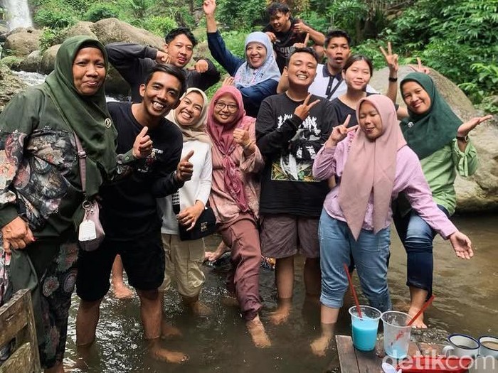 Foto teman satu geng mumet ini kompak mengajak ibu masing-masing untuk liburan bersama, video tersebut langsung membuat haru warganet dan viral di media sosial.