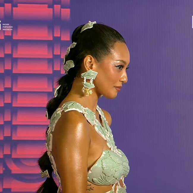 Gaun karya Toton ini merupakan bagian dari pameran koleksi Toton yang bertajuk sama di Jakarta Fashion Week 2025 beberapa waktu lalu.(Foto: Instagram/@asmaraabigail)