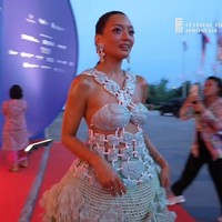 Pemain film Pengabdi Setan 2 itu memakai gaun kreasi desainer Toton Januar. Menariknya, gaun tersebut disertai pecahan-pecahan keramik sebagai material utama. (Foto: Instagram/@asmaraabigail)