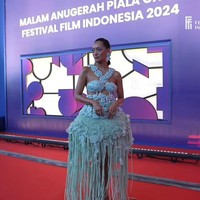 Ini (dress) bertajuk Puing yang menggambarkan kegelisahan Mas Toton dengan situasi dunia yang terjadi sekarang banyak peperangan, banyak konflik, dan juga global warming, dan apakah pemerintah itu siap untuk memperjuangkan hak manusia, dan hak untuk hidup bersama alam dan hewan secara seimbang? Jadi digambarkan dengan keramik yang pecah seperti ini, jelas Asmara Abigail kepada detikPop. (Foto: Instagram/@asmaraabigail)