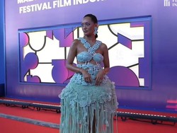 Foto: Gaya Eksotis Asmara Abigail di FFI 2024, Pakai Gaun dari Keramik