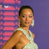 Asmara Abigail menyempurnakan gayanya dengan aksesori seperti anting dan hiasan rambut yang juga terbuat dari keramik senada. Kombinasi warna hijau mint dan putih tampak kontras dengan warna kulit eksotis Abigail yang terekspos maksimal. (Foto: Instagram/@asmaraabigail)