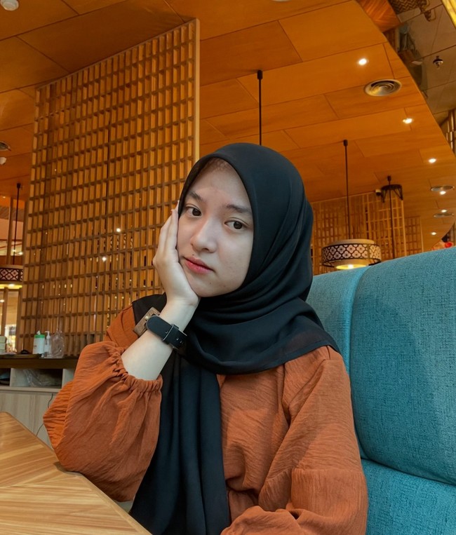 Setelah menjadi perbincangan publik, kabar tentang pernikahan Ayus dan Nissa Sabyan akhirnya terjawab. Dilansir dari detikHot, Kepala KUA Kecamatan Pondok Gede, Drs. H. Ahmad Sumroni membenarkan adanya pernikahan tersebut. Foto: Dok. Instagram @nissa_sabyan.