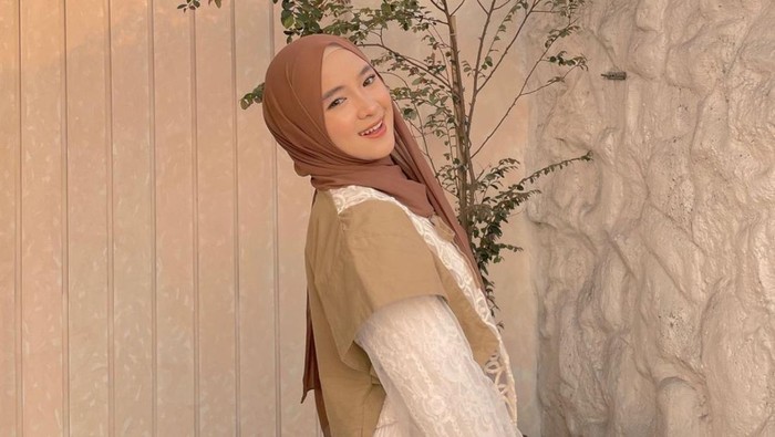 Gaya Nissa Sabyan yang dikabarkan sudah menikah dengan Ayus.