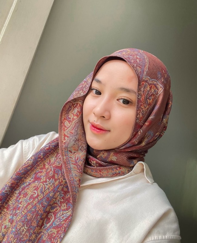 Nissa Sabyan mengeksplorasi berbagai gaya hijab khas anak muda. Penyanyi 25 tahun itu suka memakai pashmina hingga hijab segi empat. Foto: Dok. Instagram @nissa_sabyan.