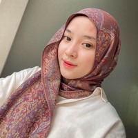 Nissa Sabyan mengeksplorasi berbagai gaya hijab khas anak muda. Penyanyi 25 tahun itu suka memakai pashmina hingga hijab segi empat. Foto: Dok. Instagram @nissa_sabyan.