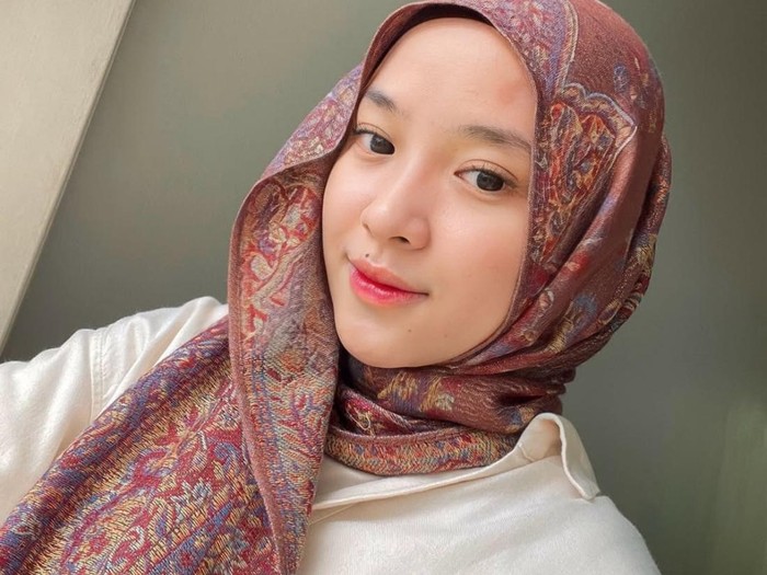 Gaya Nissa Sabyan yang dikabarkan sudah menikah dengan Ayus.