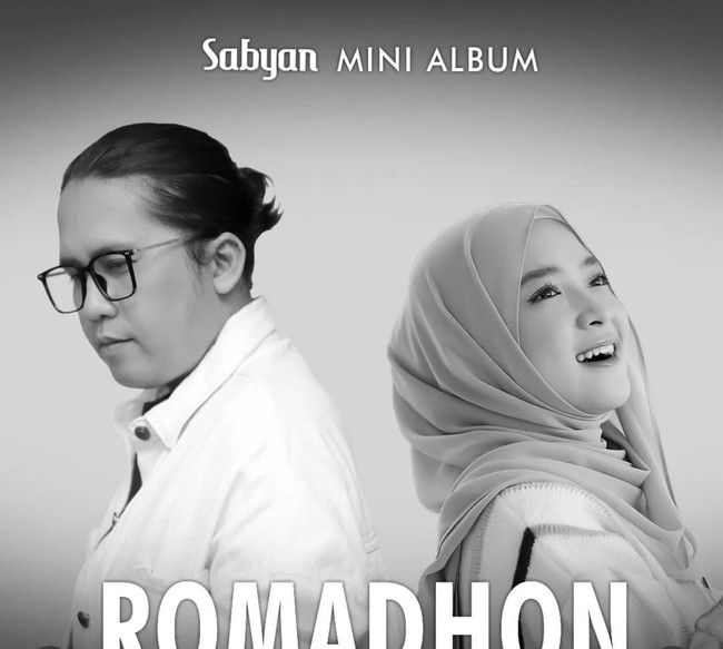 Nissa Sabyan tampil dengan hijab simple saat foto untuk mini album Romadhon. Foto: Dok. Instagram @nissa_sabyan.