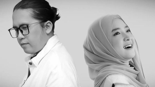 Gaya Nissa Sabyan yang dikabarkan sudah menikah dengan Ayus.