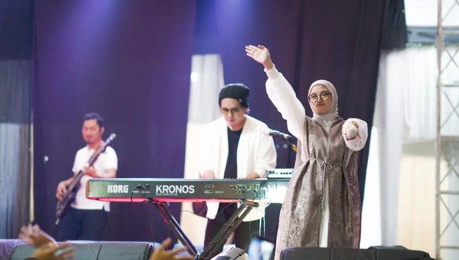 Foto: Dok. Instagram @nissa_sabyan.Sabyan sendiri merupakan grup musik religi yang beranggotakan Nissa, Ayus, serta tiga personel baru yakni Iyonk, Jalu dan Yeru. Dalam foto ini, Nissa memakai dress putih dengan outer lace warna cokelat. Foto: Dok. Instagram @nissa_sabyan.
