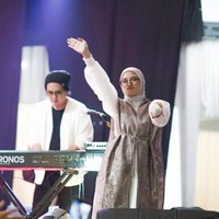 Foto: Dok. Instagram @nissa_sabyan.Sabyan sendiri merupakan grup musik religi yang beranggotakan Nissa, Ayus, serta tiga personel baru yakni Iyonk, Jalu dan Yeru. Dalam foto ini, Nissa memakai dress putih dengan outer lace warna cokelat. Foto: Dok. Instagram @nissa_sabyan.
