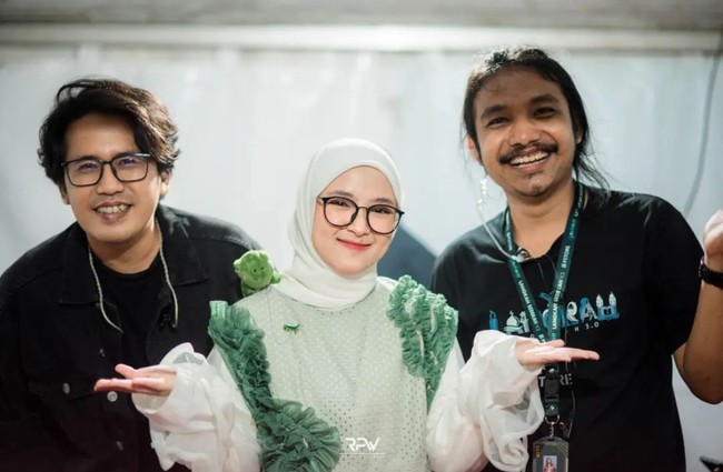 Berfoto di belakang panggung, Nissa Sabyan tampil dengan hijab rapi yang diikat ke belakang leher. Foto: Dok. Instagram @nissa_sabyan.