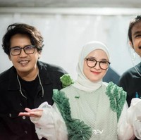 Berfoto di belakang panggung, Nissa Sabyan tampil dengan hijab rapi yang diikat ke belakang leher. Foto: Dok. Instagram @nissa_sabyan.