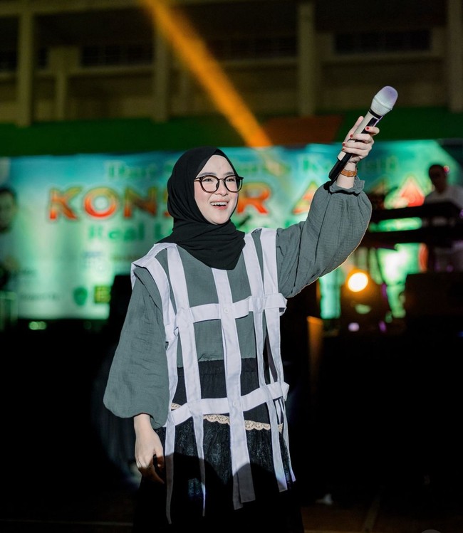 Sosok Nissa Sabyan dan Ayus dikenal sebagai personel band Sabyan. Ayus Sabyan diduga berselingkuh dengan anggota band nya sendiri, Nissa Sabyan. Hubungan terlarang mereka diungkap istri Ayus kala itu, Ririe Fairus, dalam siaran podcast bersama Maia Estianty. Ketika sedang di atas panggung, Nissa kerap memakai hijab simpel dengan gaya edgy. Foto: Dok. Instagram @nissa_sabyan.