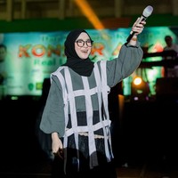 Sosok Nissa Sabyan dan Ayus dikenal sebagai personel band Sabyan. Ayus Sabyan diduga berselingkuh dengan anggota band nya sendiri, Nissa Sabyan. Hubungan terlarang mereka diungkap istri Ayus kala itu, Ririe Fairus, dalam siaran podcast bersama Maia Estianty. Ketika sedang di atas panggung, Nissa kerap memakai hijab simpel dengan gaya edgy. Foto: Dok. Instagram @nissa_sabyan.
