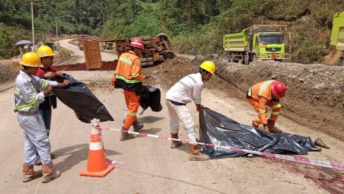 Karyawan perusahaan tambang nikel PT DNA di Kabupaten Halmahera Tengah (Halteng), Maluku Utara bernama Chrisandy Nathael tewas terlindas truk yang dikemudikan.