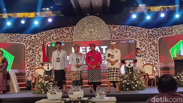 I Nyoman Mulyadi-I Nyoman Ardika dan I Komang Gede Sanjaya-I Made Dirga saat mengikuti debat terbuka ketiga pada Pilbup Tabanan 2024 di BSCC Denpasar, Rabu (20/11/2024). (Ahmad Firizqi Irwan)