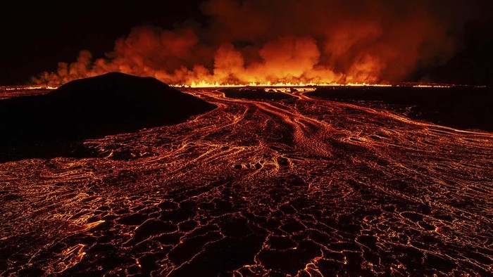 A new volcanic eruption that started on the Reykjanes Peninsula in Iceland, Wednesday, Nov.20, 2024. (AP Photo/Marco di Marco)
