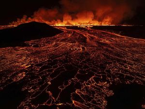 Potret Mengerikan Lava Panas Gunung Berapi di Islandia