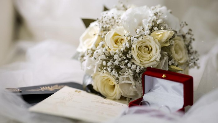Wedding bouquet, rings and invitation