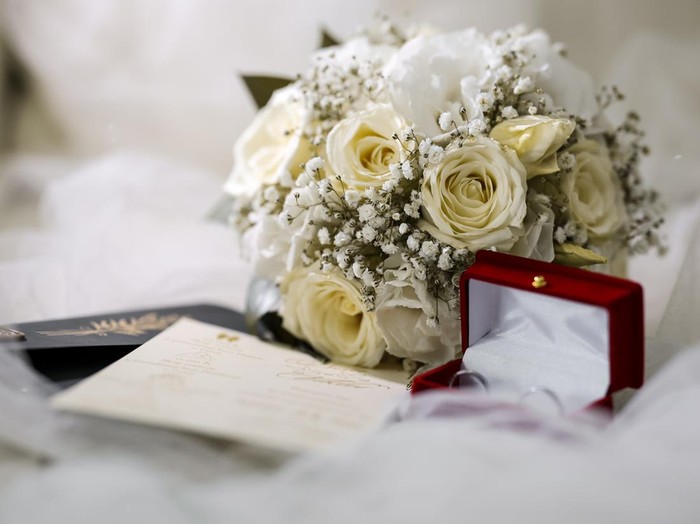 Wedding bouquet, rings and invitation