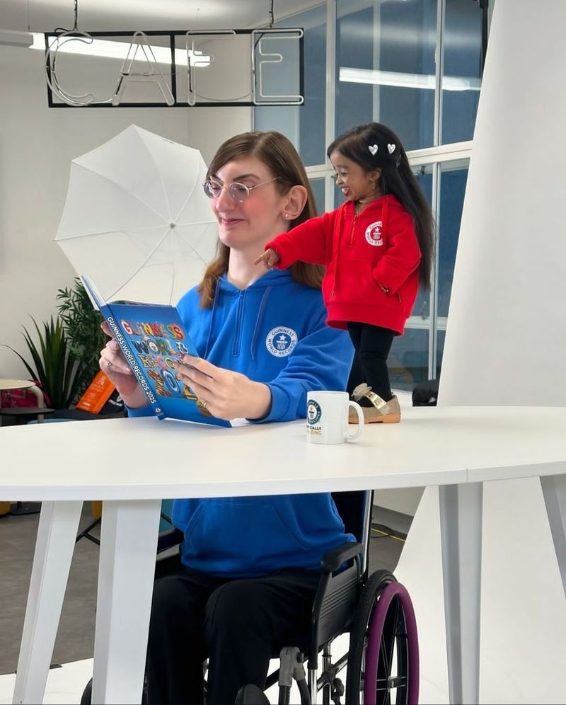 Pertemuan pertama wanita tertinggi dan terpendek di dunia.