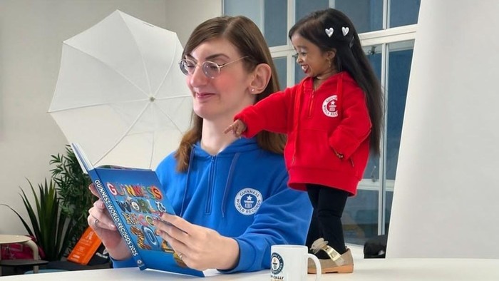 Momen Langka Wanita Tertinggi dan Terpendek di Dunia Bertemu, Bahas Apa Ya?